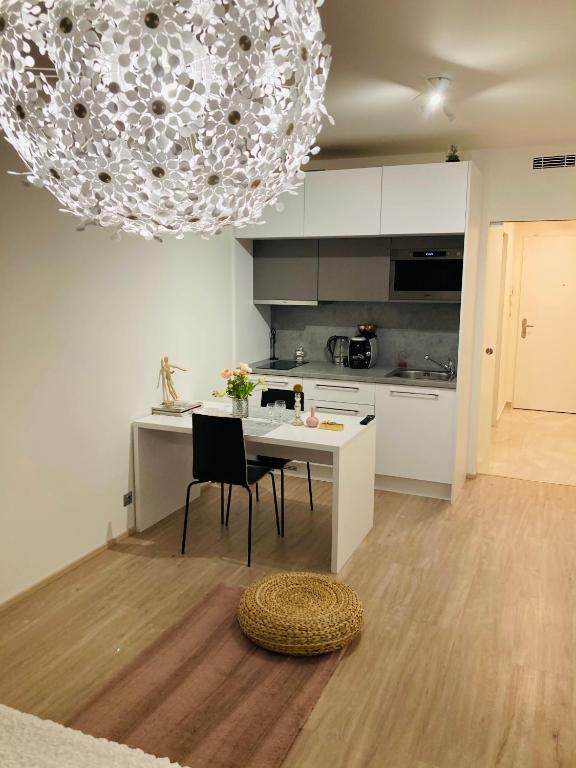 Apartement Blanc Harfa design room 1